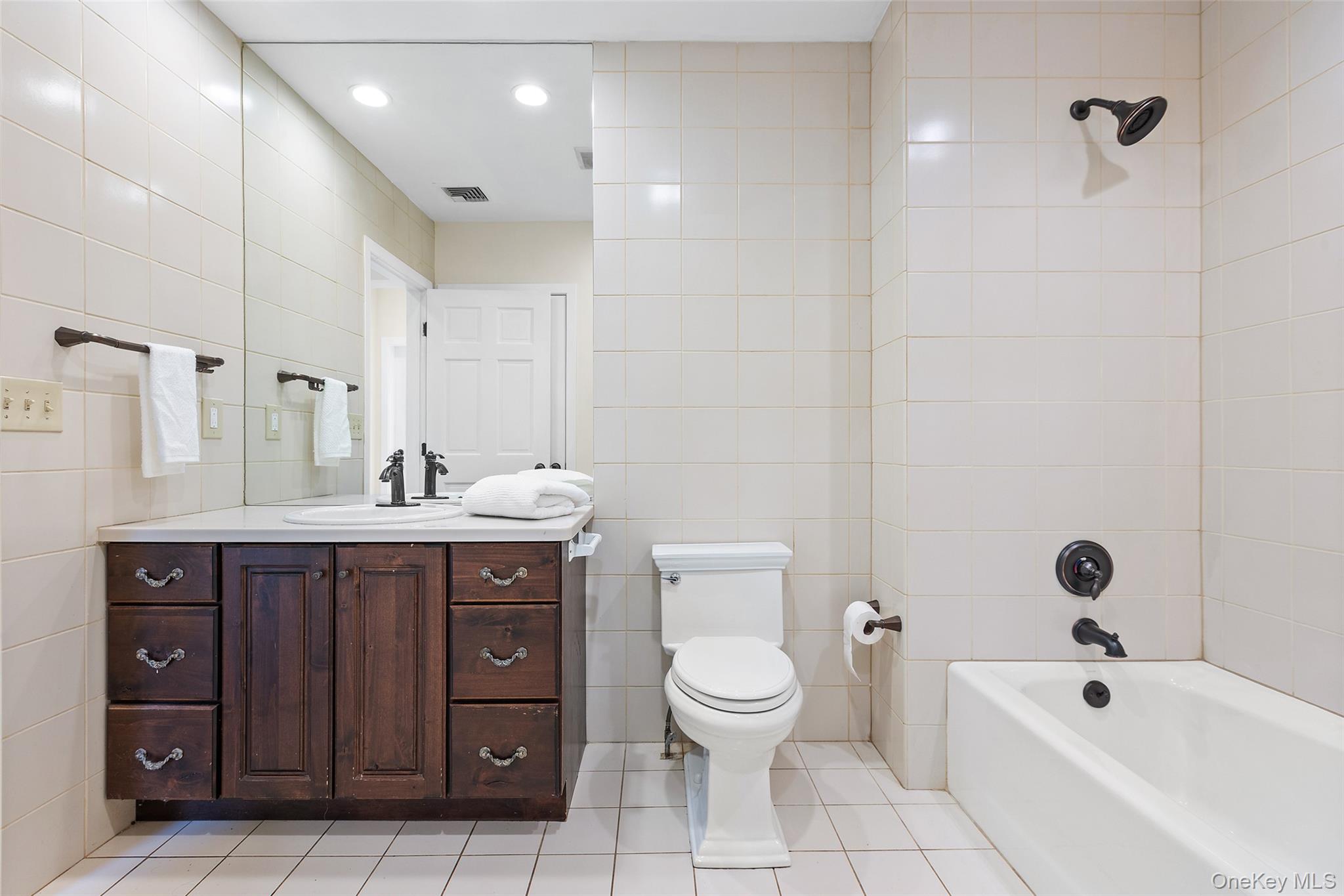 56 Huntville Road Katonah, NY 10536 - Photo 14 of 44 Spacious bathroom