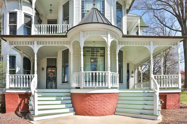 a view of a building entrance