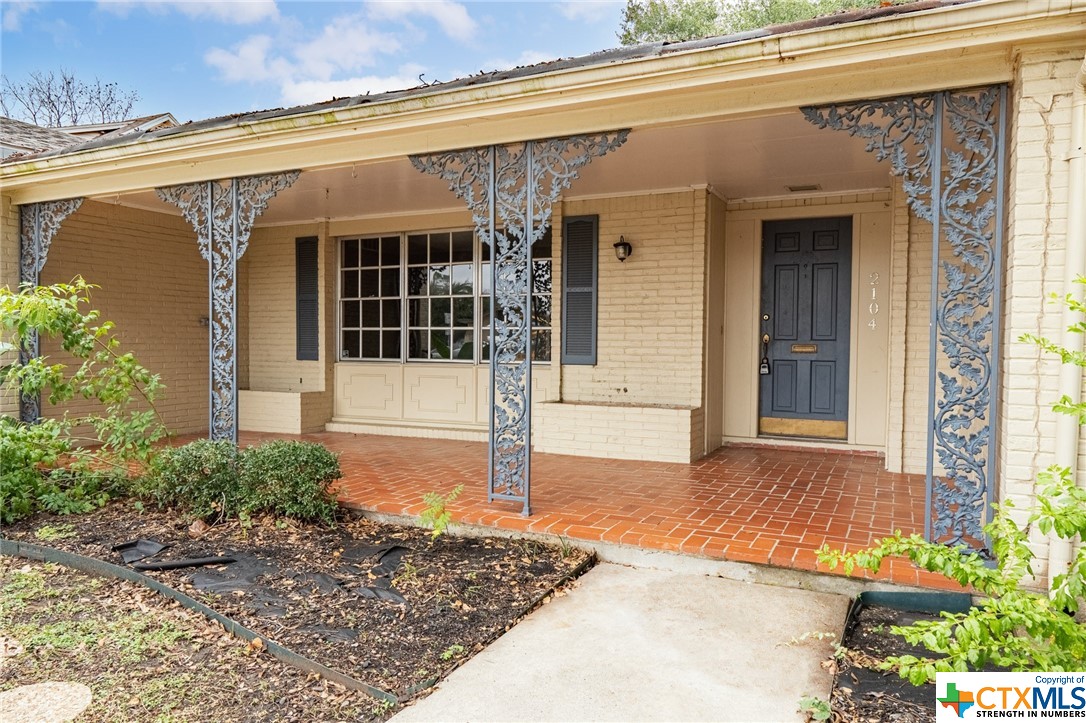 2104 North De Leon St  