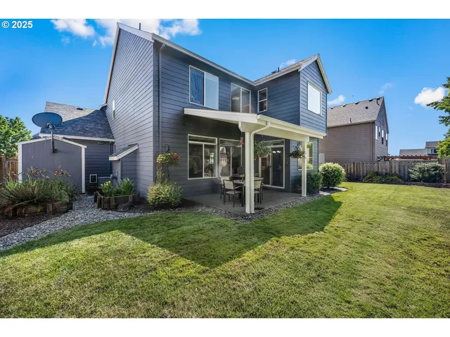 a view of a yard in front of house