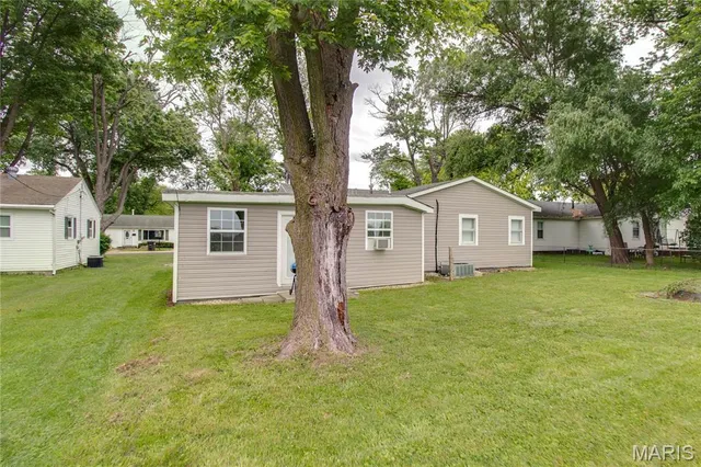 $159,900 | 155 Roberts Street, Jerseyville, IL 62052