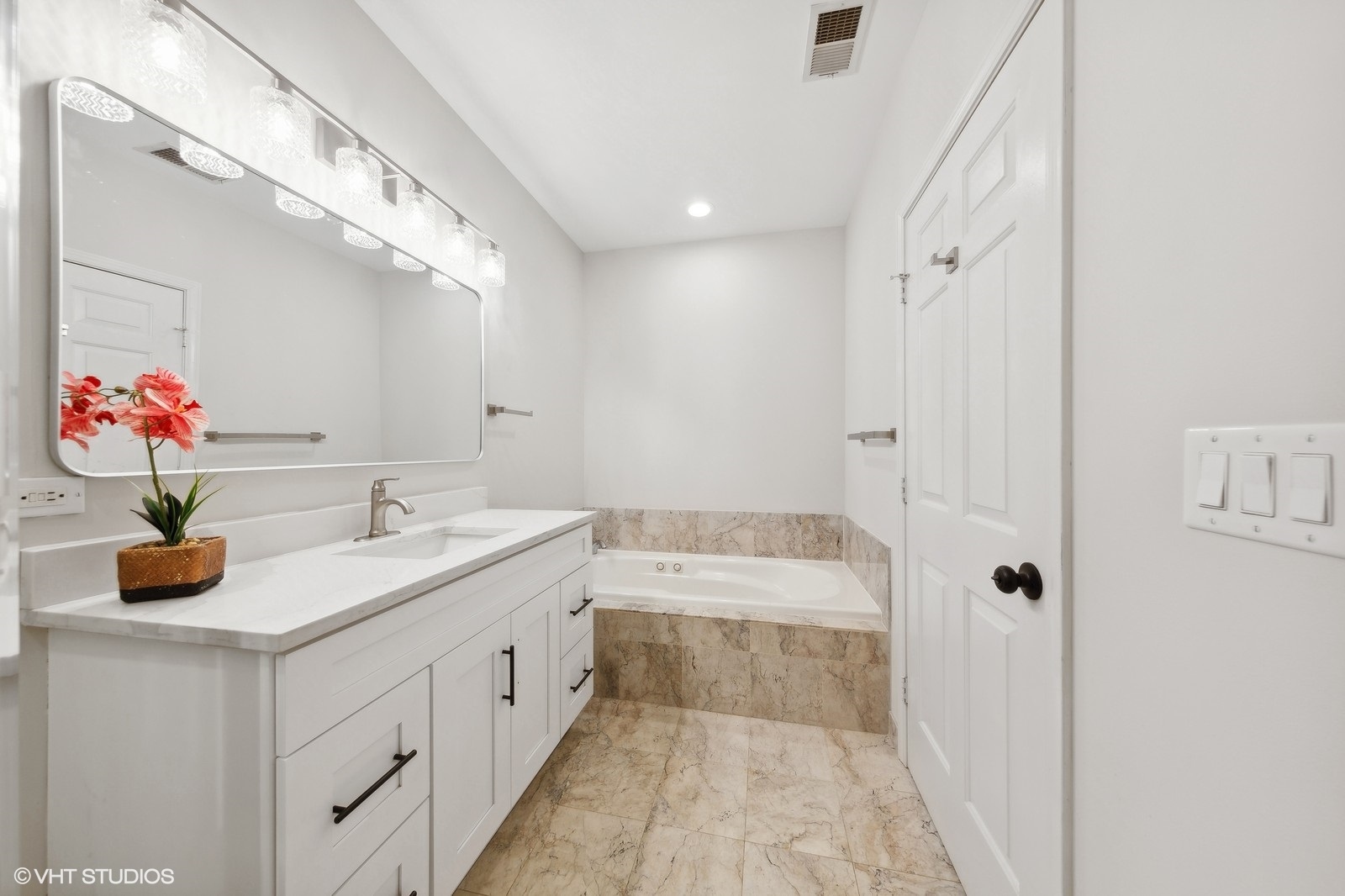 820 West Hubbard Street, Unit 4 Chicago, IL 60642 - Photo 19 of 28 a bathroom with a double vanity sink mirror and