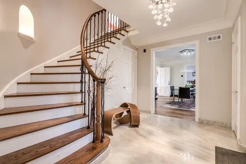 $1,200,000 | 1047 Fair Oaks Avenue, Oak Park, IL 60302