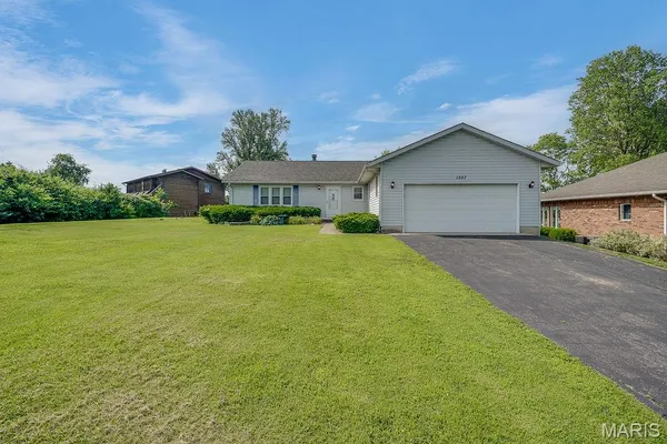$380,000 | 1997 Treasure Drive, Edwardsville, IL 62025