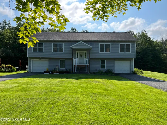 $1,950 | 202 North Nassau Road, Unit 1, Averill Park, NY 12018