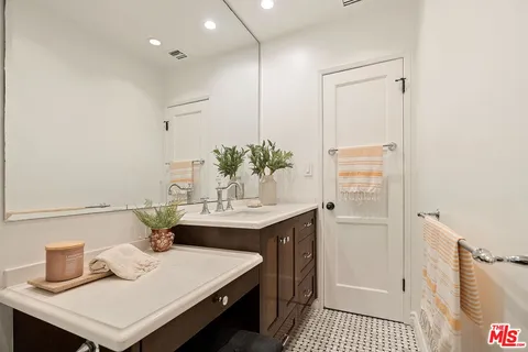 $2,399,000 | 11829 Pacific Avenue, Los Angeles, CA 90066