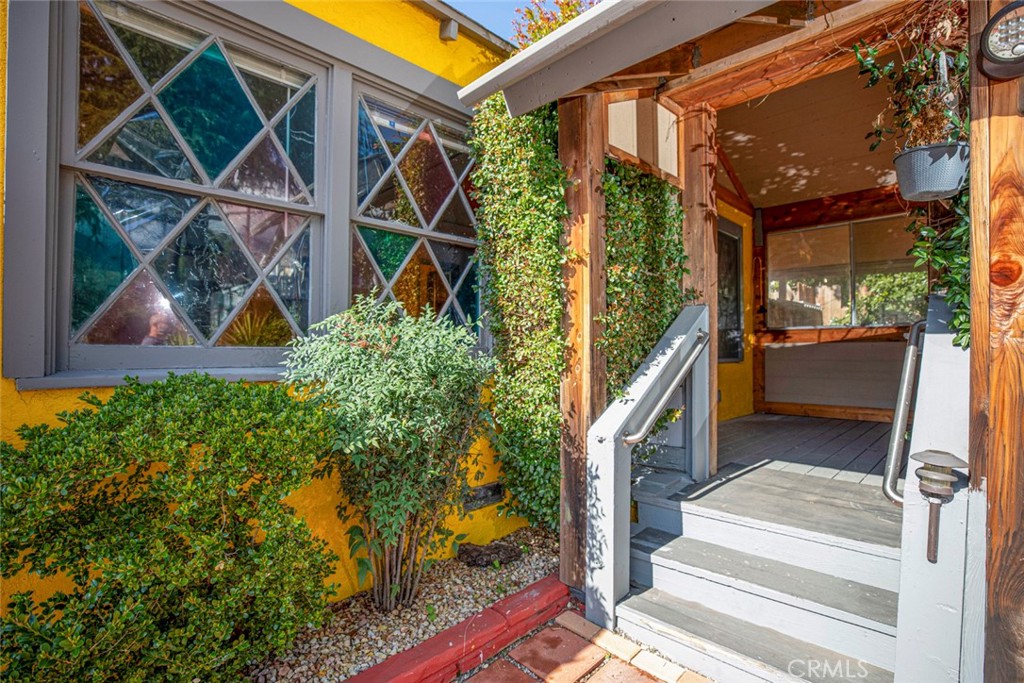 3704 3rd Avenue La Crescenta, CA 91214 - Photo 3 of 22 a view of entryway
