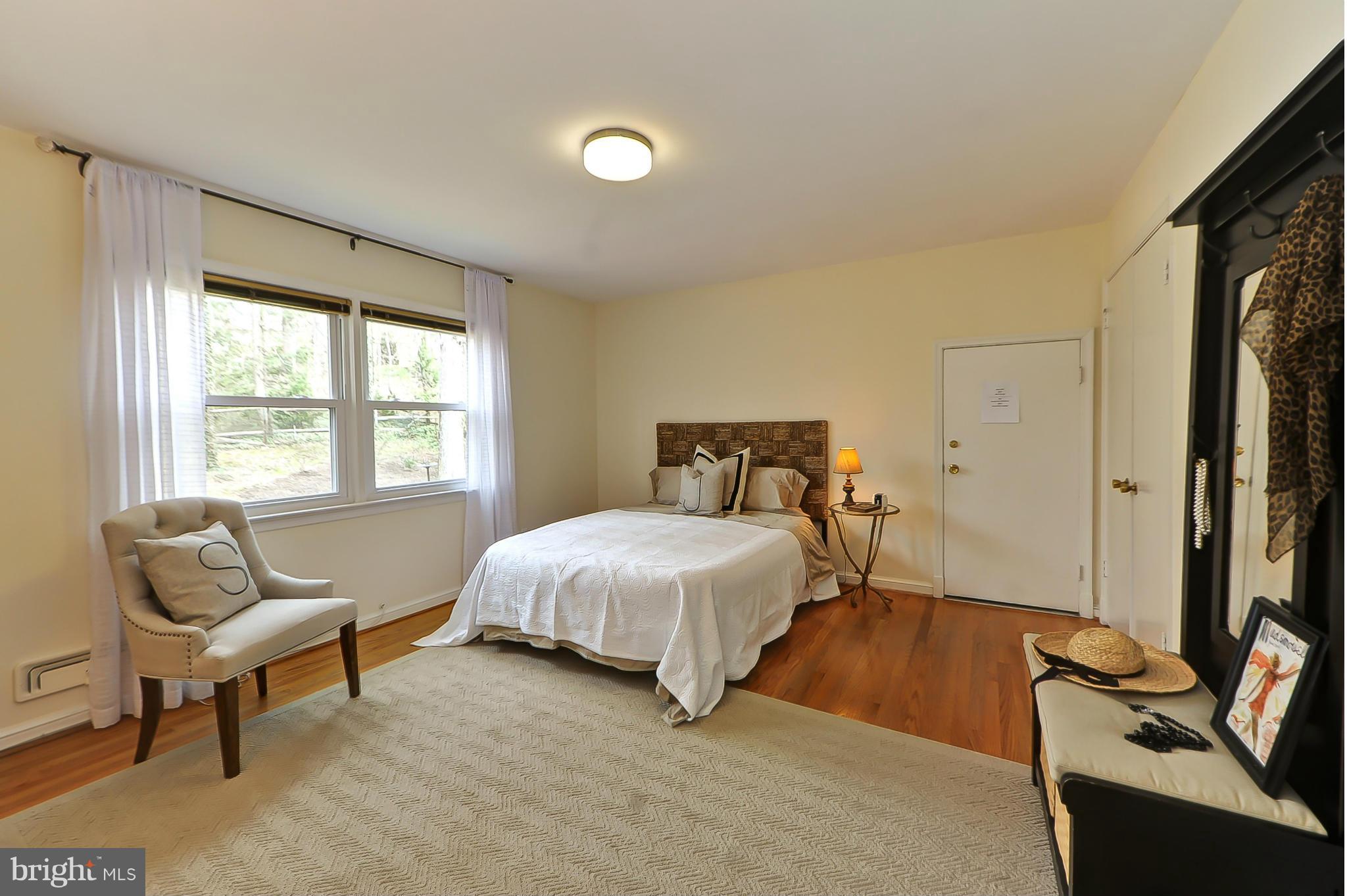 7303 Fort Hunt Road Alexandria, VA 22307 - Photo 19 of 30 a bedroom with a bed and a chair
