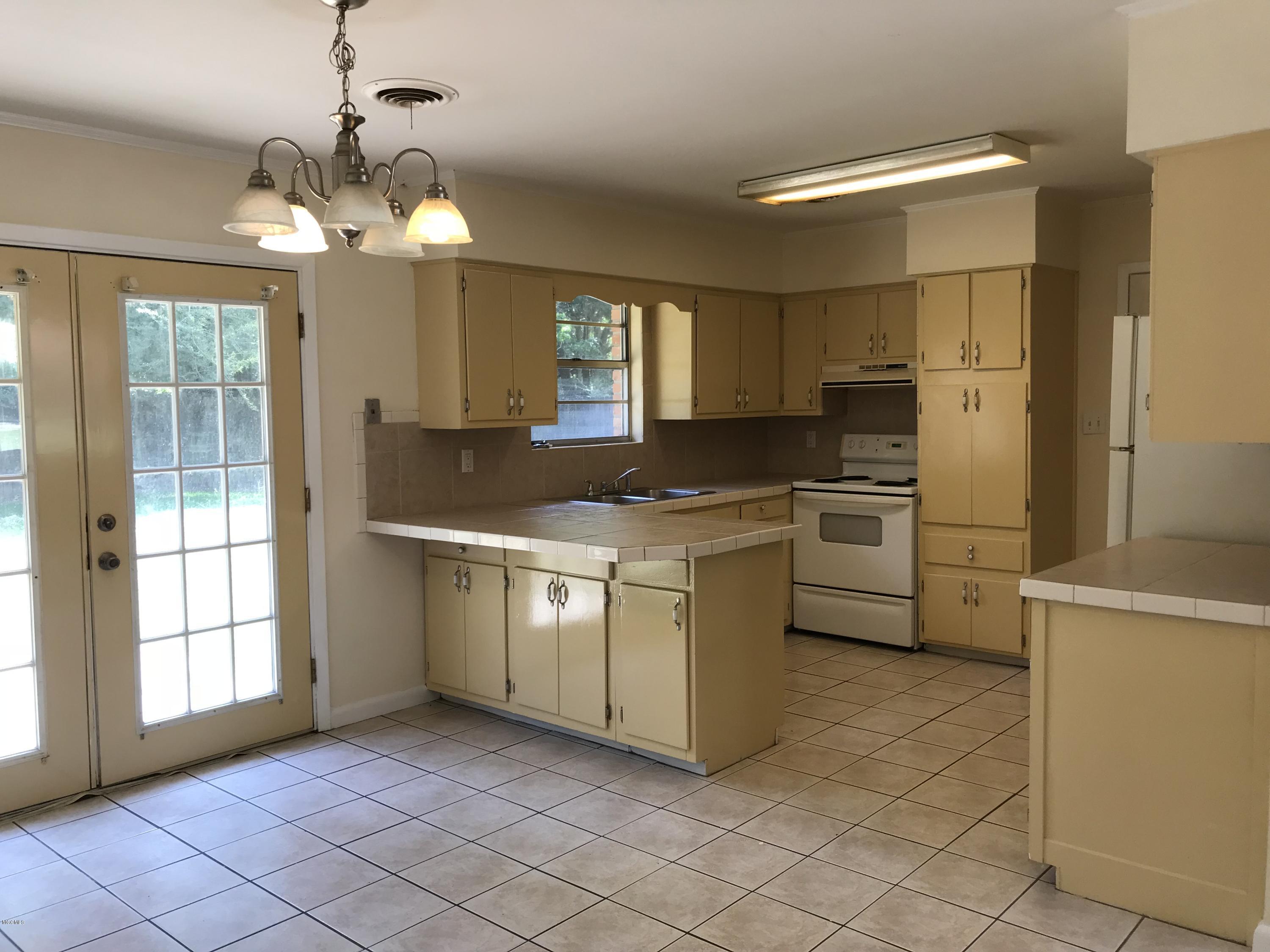 2511 Orleans Road Biloxi, MS 39531 - Photo 12 of 26 IMG_9081