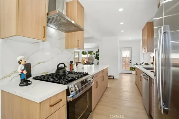 $1,099,950 | 13907 Wyandotte Street, Van Nuys, CA 91405