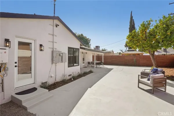$1,099,950 | 13907 Wyandotte Street, Van Nuys, CA 91405