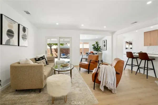 $1,099,950 | 13907 Wyandotte Street, Van Nuys, CA 91405