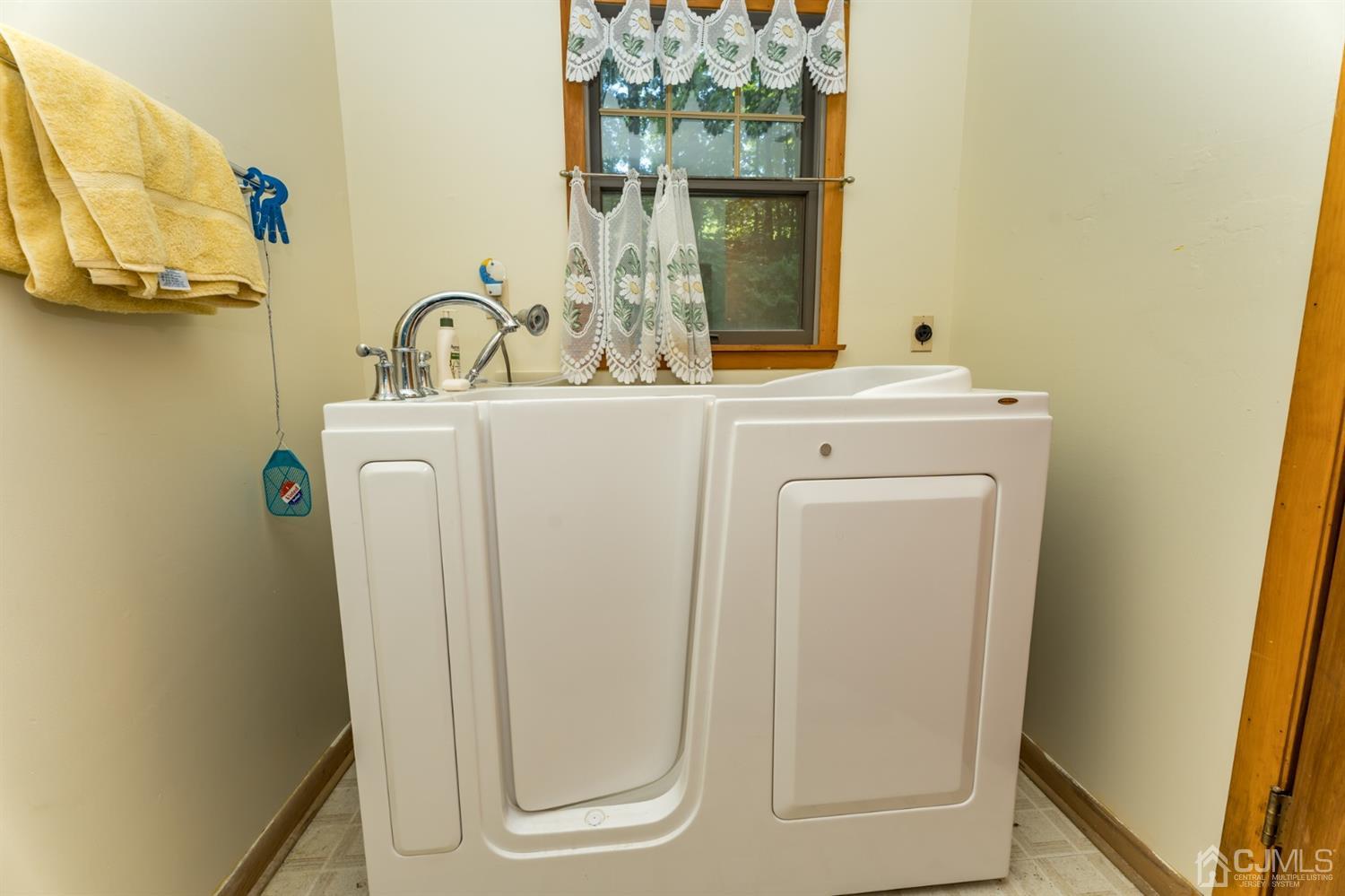 19 Russling Road Hackettstown, NJ 07840 - Photo 14 of 27 a utility room with dryer and washer