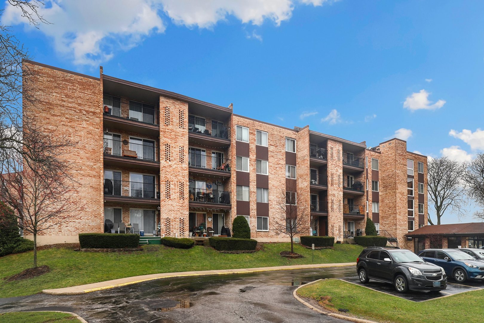 502 West Huntington Commons Road, Unit 338 Mount Prospect, IL 60056 - Photo 1 of 17 Gallery Image 1