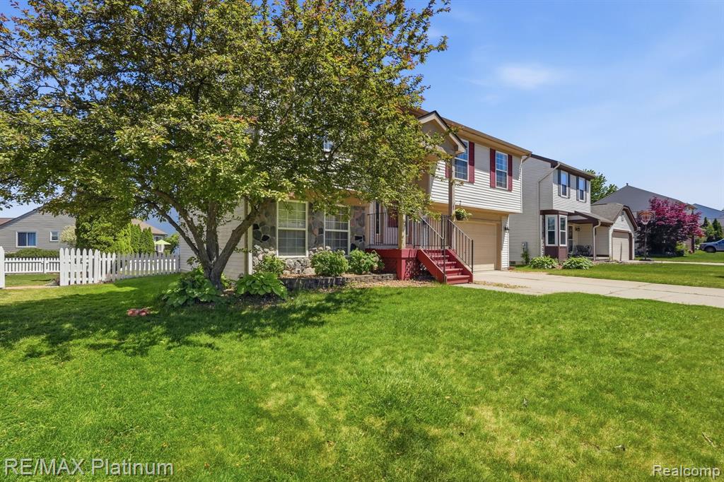 1714 Newgate Lane Howell, MI 48843 - Photo 3 of 27