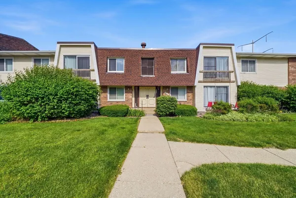 $2,000 | 6818 Roberts Drive, Unit 3, Woodridge, IL 60517