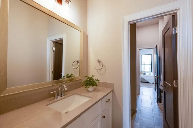 a en suite bathroom with a double vanity sink and mirror