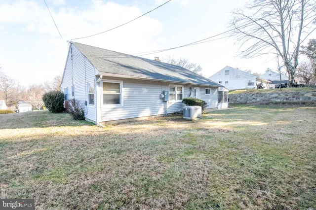 a house view with backyard space