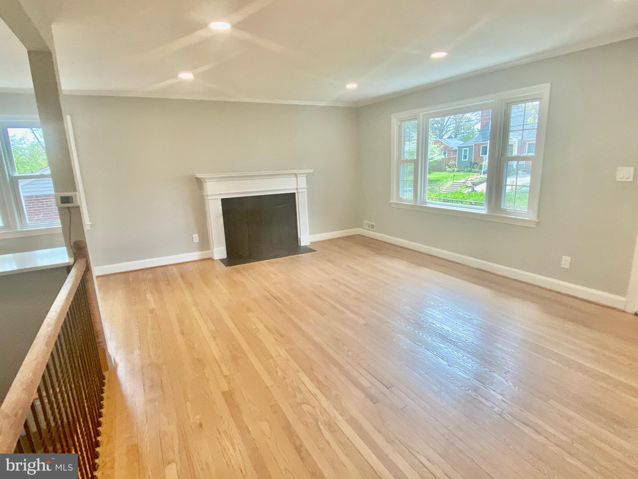 10007 Portland Road Silver Spring, MD 20901 - Photo 5 of 41 LARGE FAMILY/LIVING ROOM