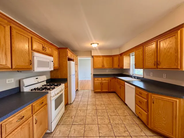 $392,000 | 425 Cottonwood Road, Frankfort, IL 60423