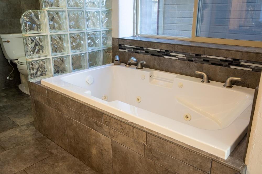 10542 Kestrel Road Klamath Falls, OR 97601 - Photo 20 of 35 Jetted tub in master