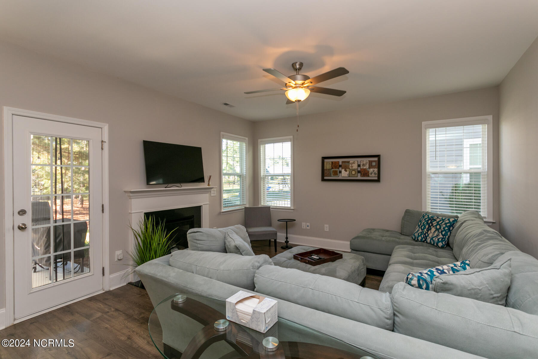 478 Kerr Lake Road Aberdeen, NC 28315 - Photo 6 of 37 living room1