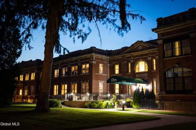 $2,489 | 233 Lake Avenue, Unit 227, Saratoga Springs, NY 12866