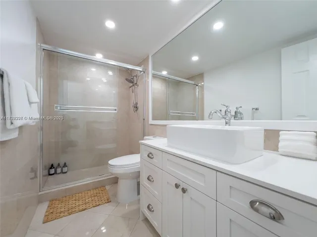 $6,300 | 5161 Collins Avenue, Unit 812, Miami Beach, FL 33140