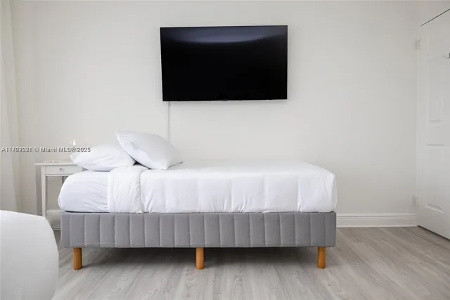 $6,300 | 5161 Collins Avenue, Unit 812, Miami Beach, FL 33140