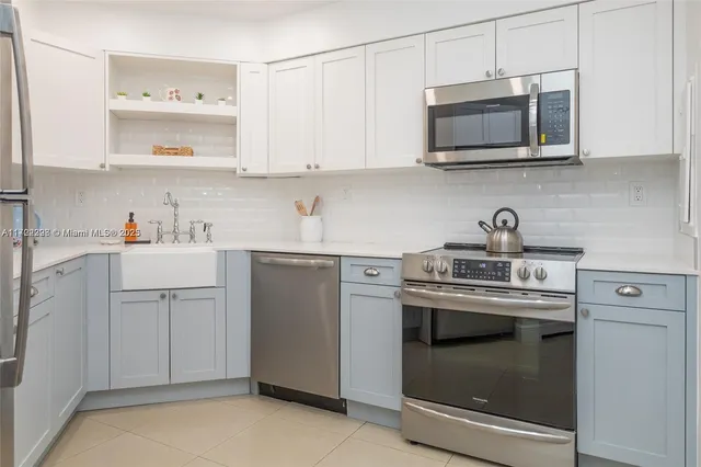 $6,300 | 5161 Collins Avenue, Unit 812, Miami Beach, FL 33140