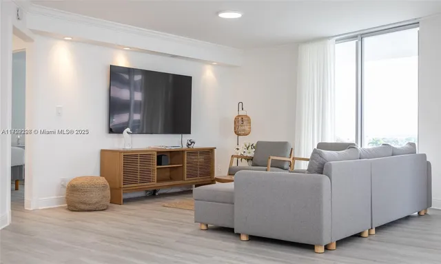 $6,300 | 5161 Collins Avenue, Unit 812, Miami Beach, FL 33140