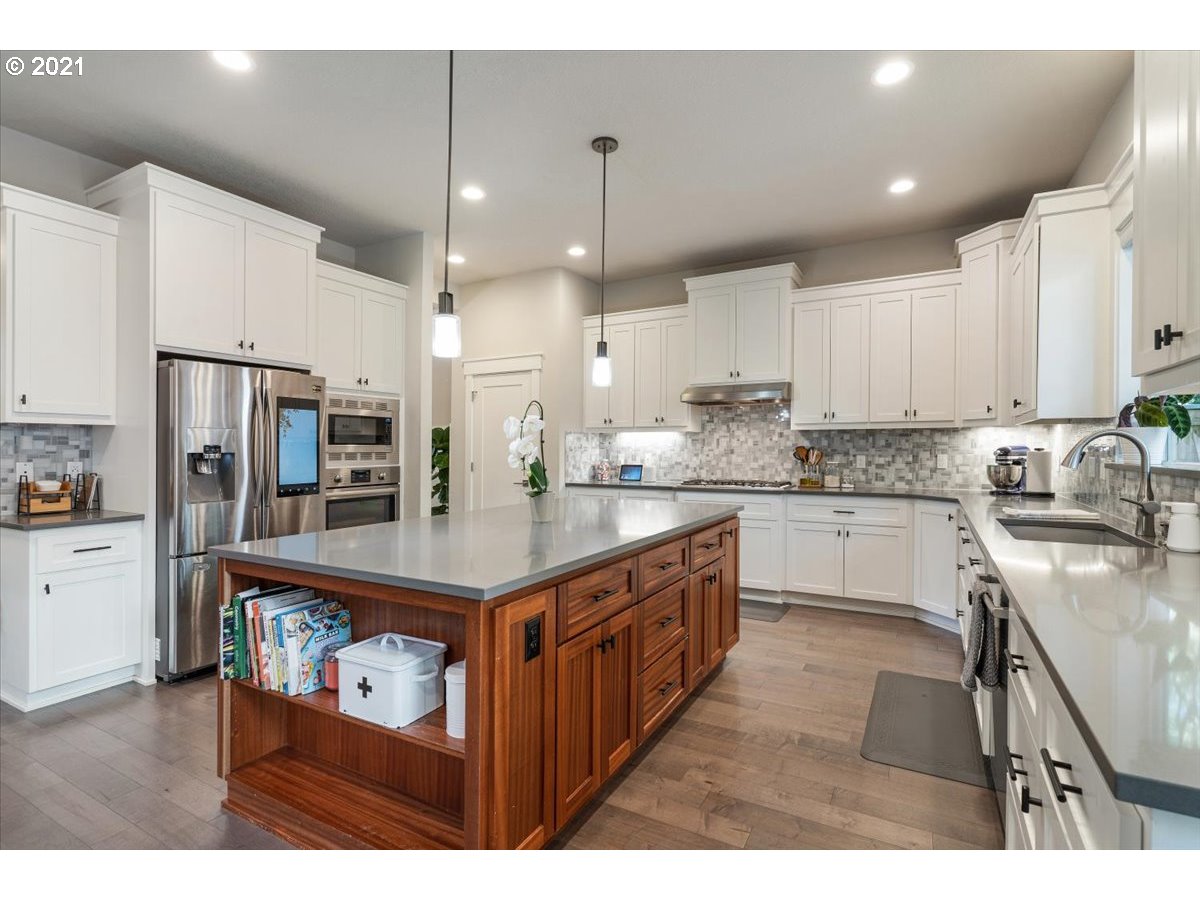 8564 Southwest 47th Avenue Portland, OR 97219 - Photo 11 of 32 Kitchen
