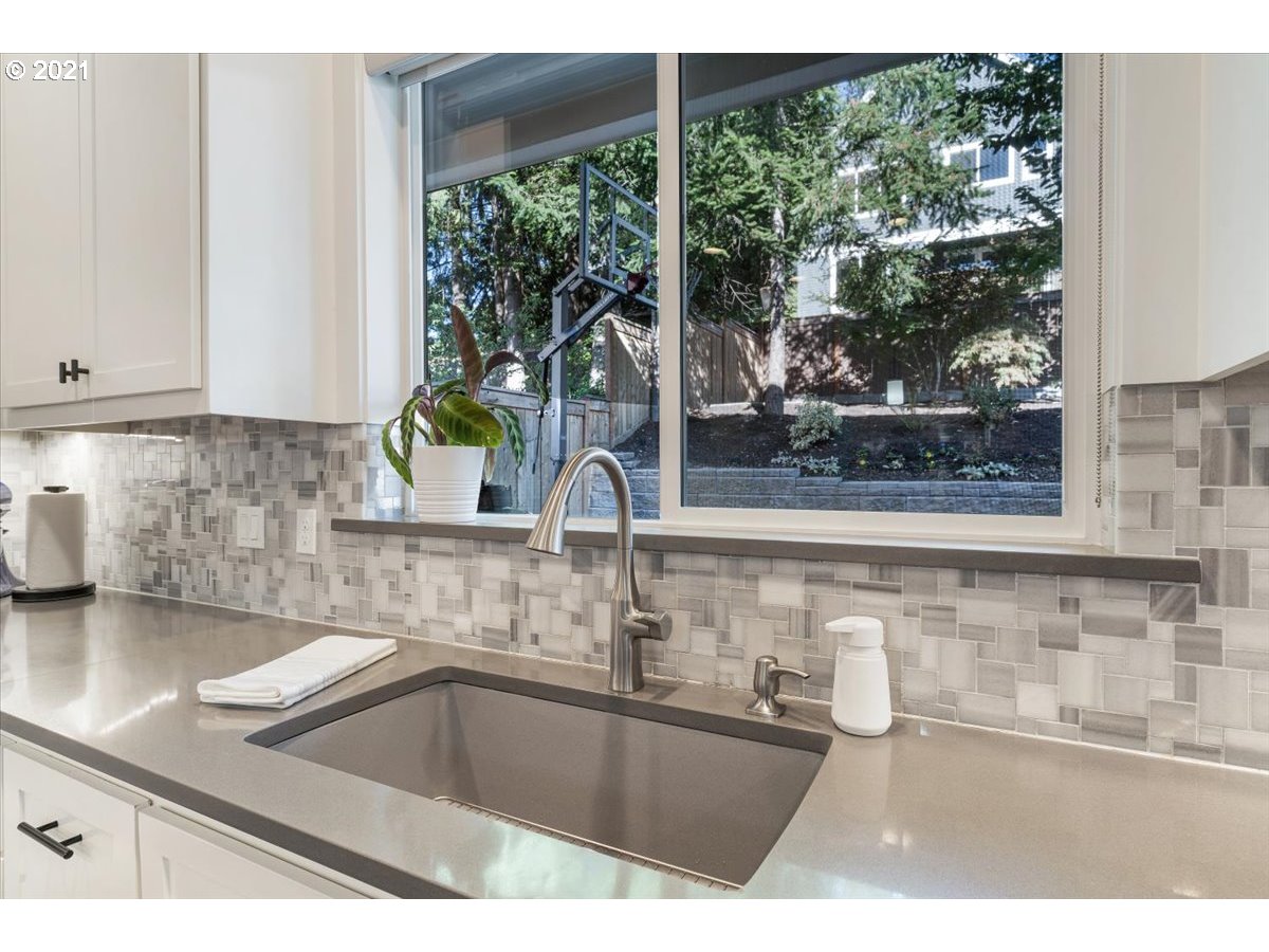 8564 Southwest 47th Avenue Portland, OR 97219 - Photo 13 of 32 Kitchen