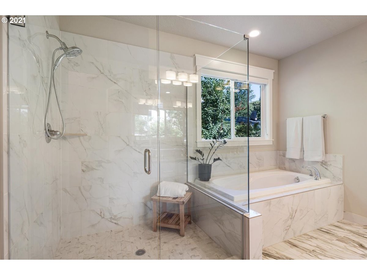 8564 Southwest 47th Avenue Portland, OR 97219 - Photo 20 of 32 Bathroom
