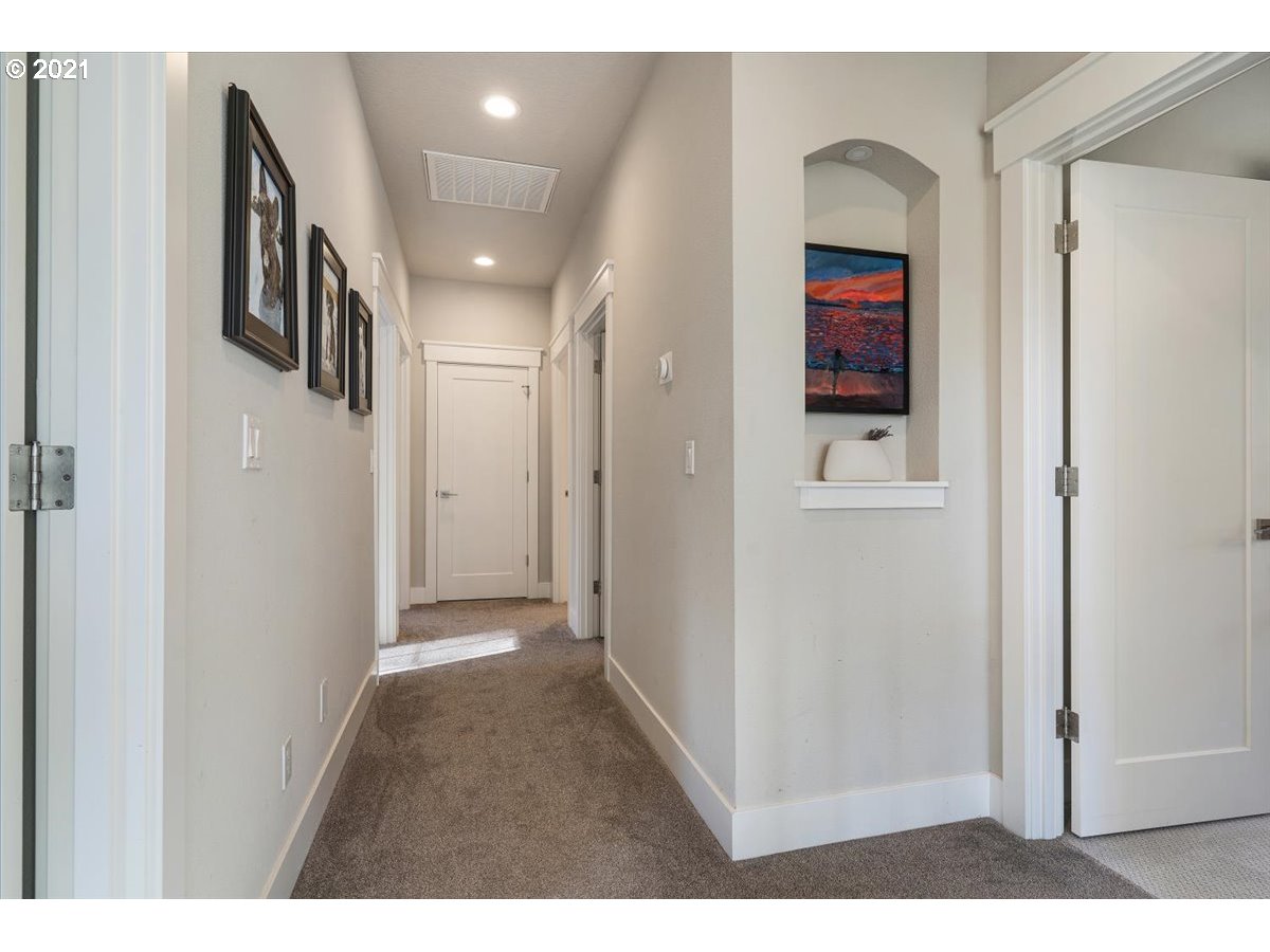 8564 Southwest 47th Avenue Portland, OR 97219 - Photo 22 of 32 Hallway