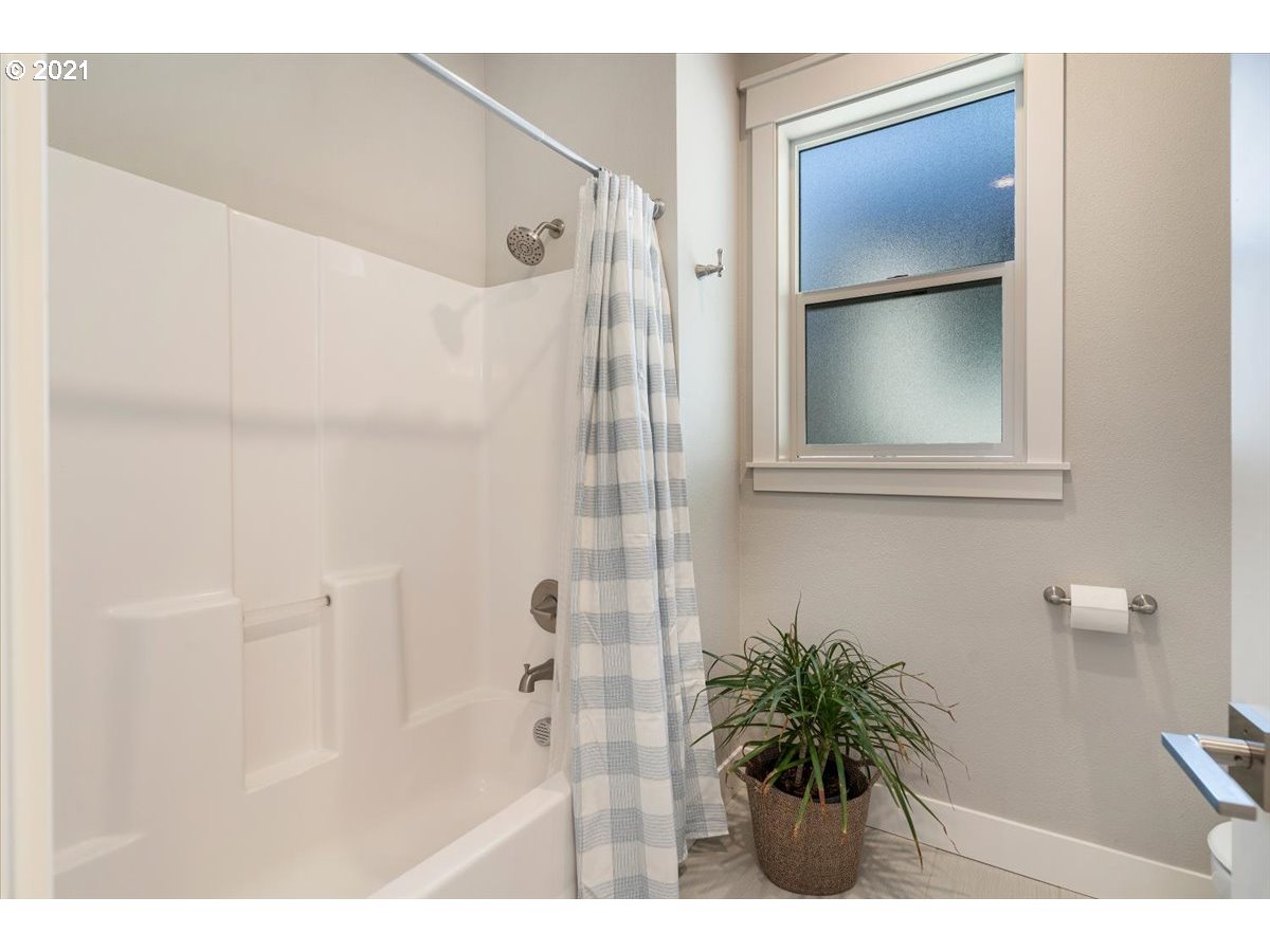 8564 Southwest 47th Avenue Portland, OR 97219 - Photo 27 of 32 Bathroom