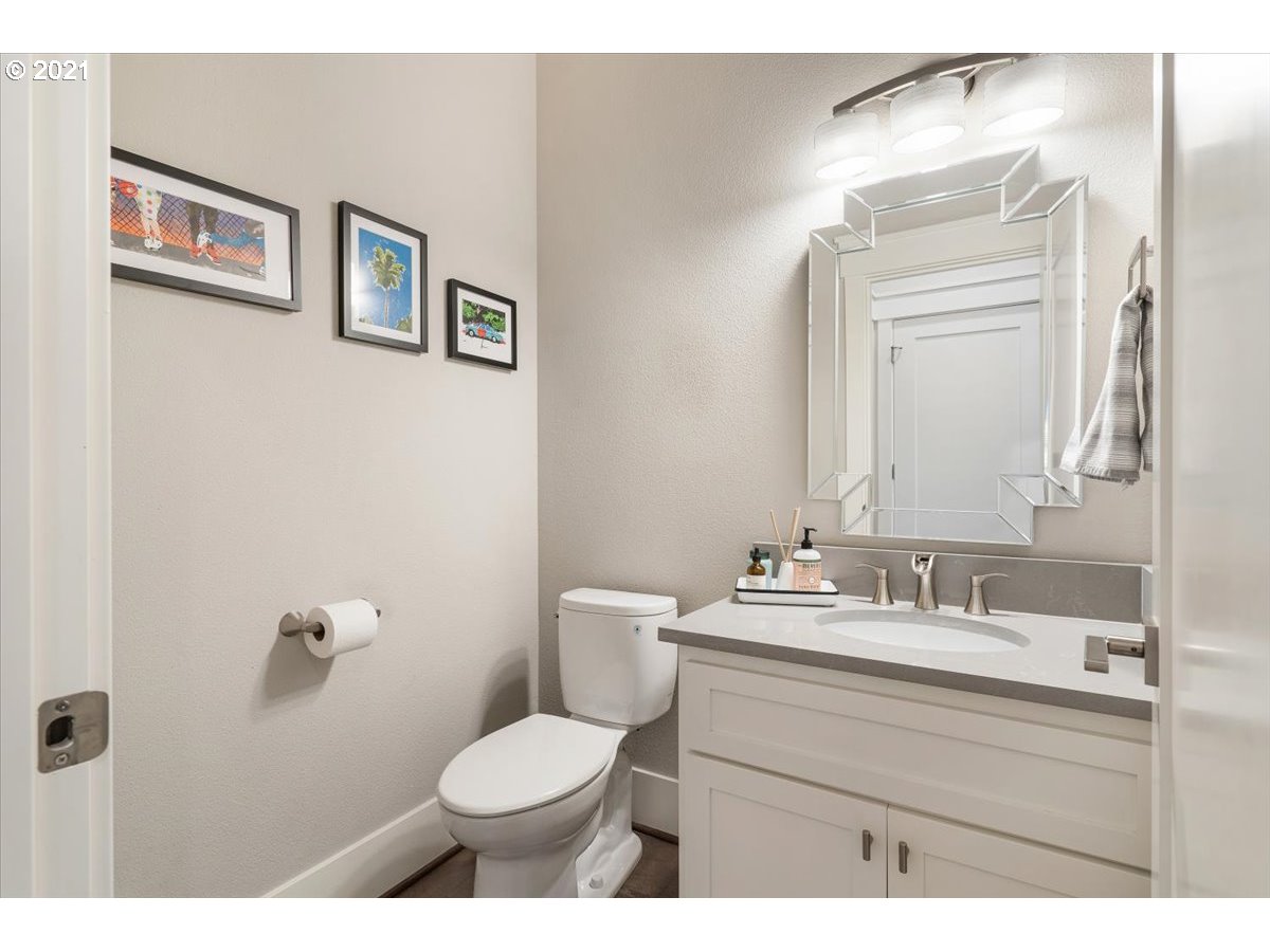 8564 Southwest 47th Avenue Portland, OR 97219 - Photo 28 of 32 Bathroom