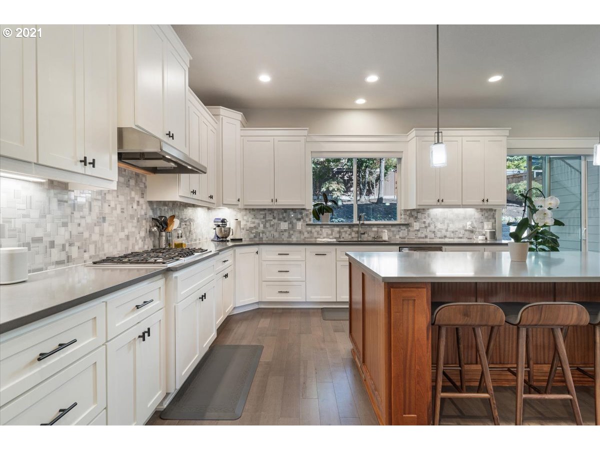 8564 Southwest 47th Avenue Portland, OR 97219 - Photo 10 of 32 Kitchen