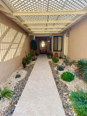 a view of entryway of a house