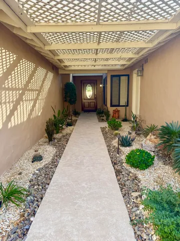 a view of entryway of a house
