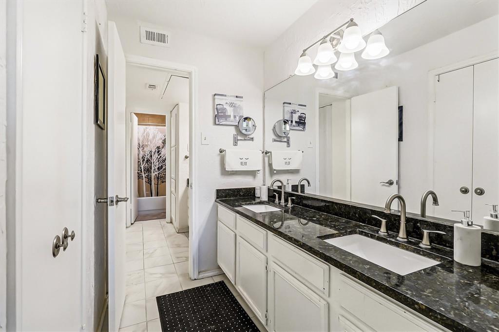 15151 Berry Trail, Unit 1307 Dallas, TX 75248 - Photo 19 of 27 Full bath featuring double vanity