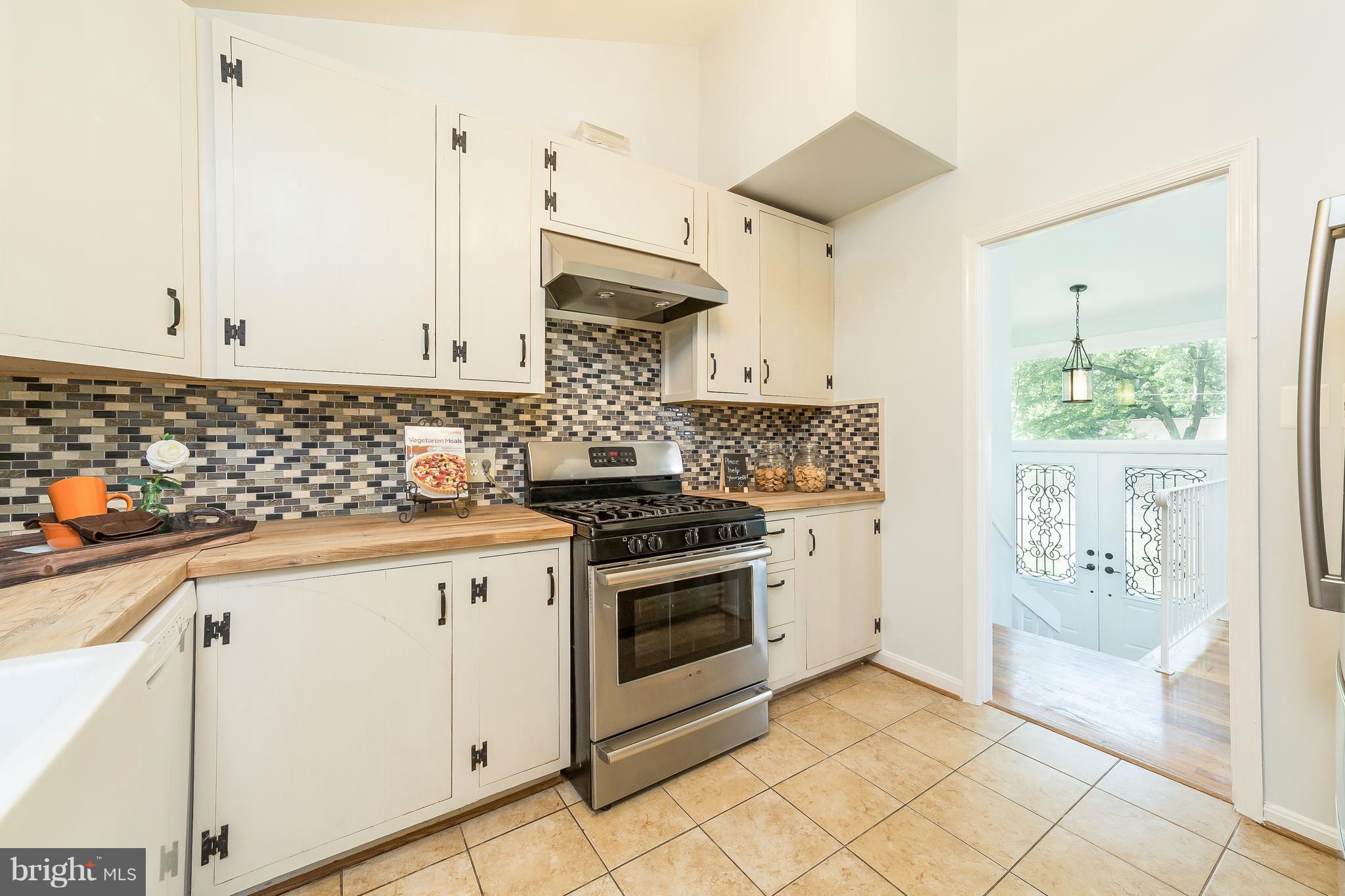 8622 Thames Street Springfield, VA 22151 - Photo 11 of 30 Kitchen