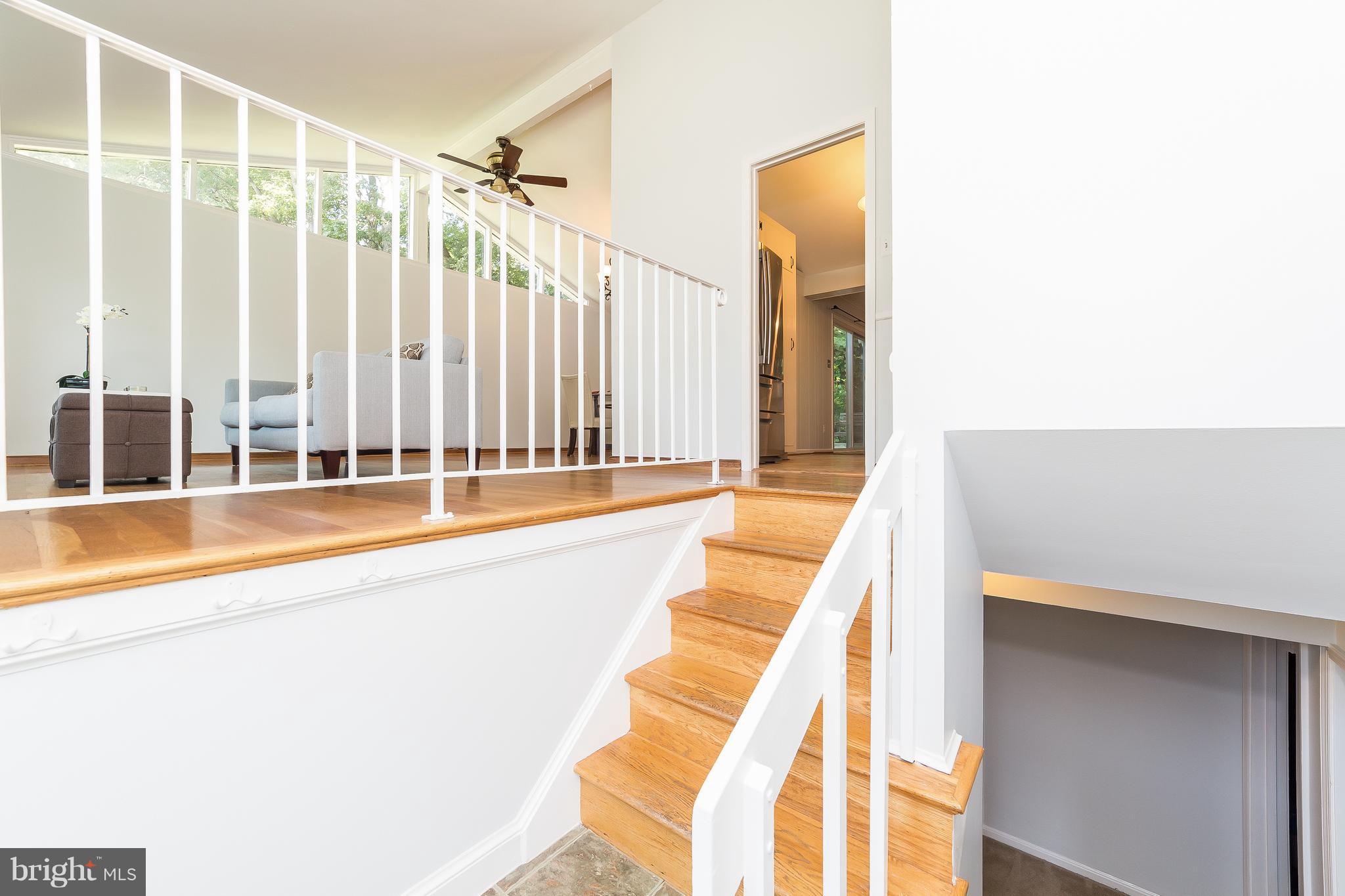 8622 Thames Street Springfield, VA 22151 - Photo 4 of 30 Split Foyer