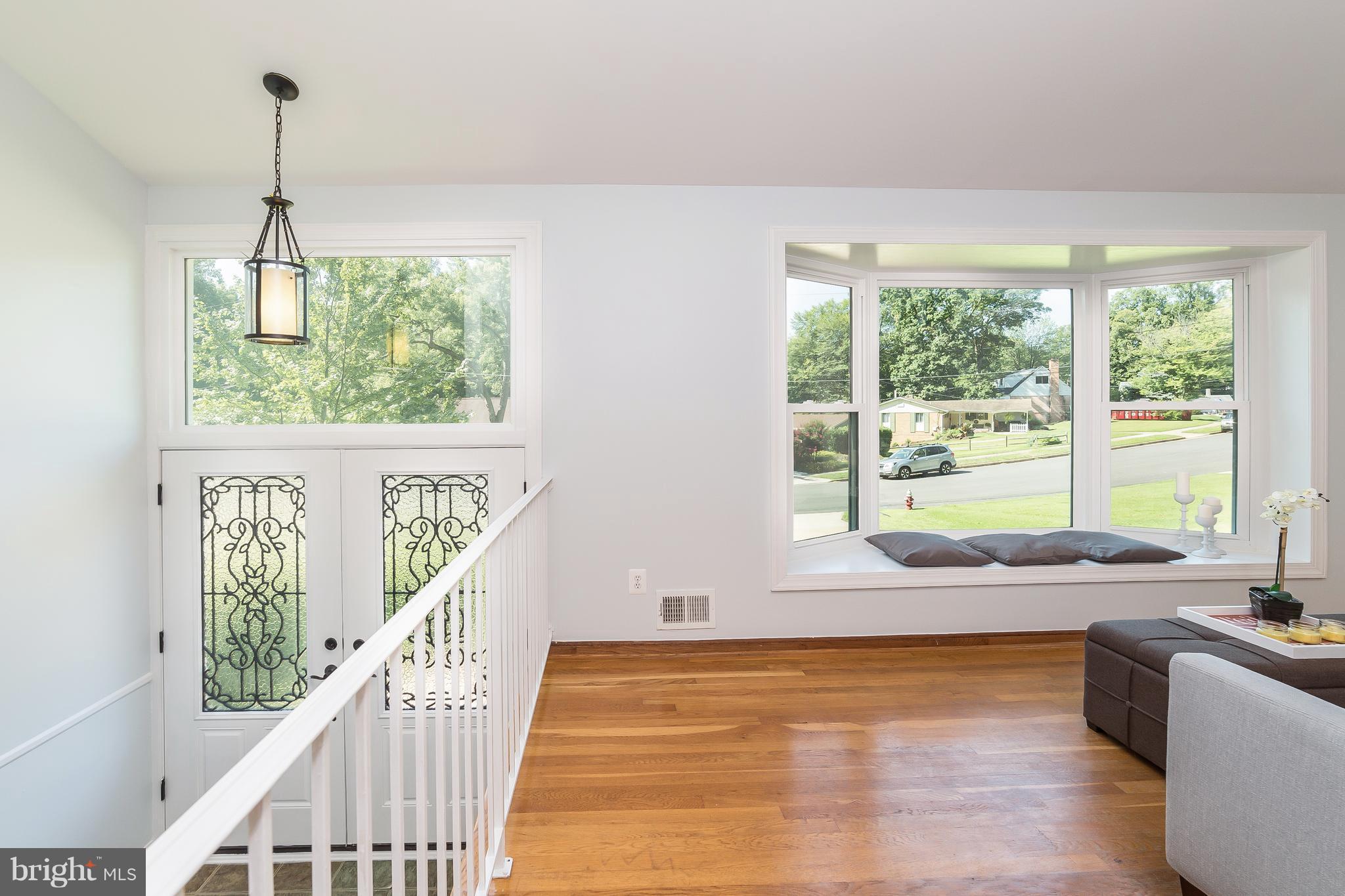 8622 Thames Street Springfield, VA 22151 - Photo 5 of 30 Living Room
