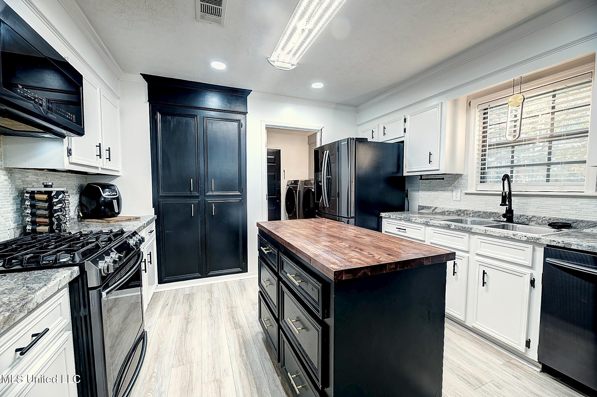 304 Massey Cove Carthage, MS 39051 - Photo 12 of 34 304MasseyCove-037_8_9Natural01