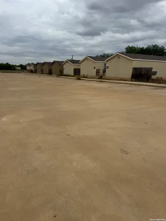 $725,000 | 1100 County Road 4600, Dilley, TX 78017