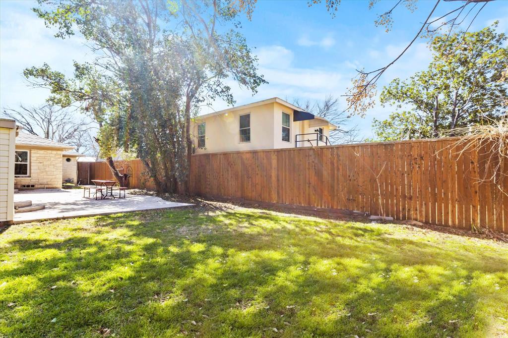 2919 Maple Springs Boulevard Dallas, TX 75235 - Photo 5 of 26 a view of a backyard with a tree