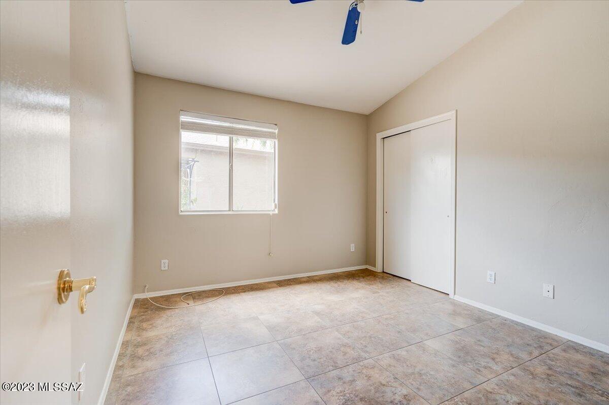 4686 South Valley Road Tucson, AZ 85714 - Photo 29 of 37 an empty room with windows