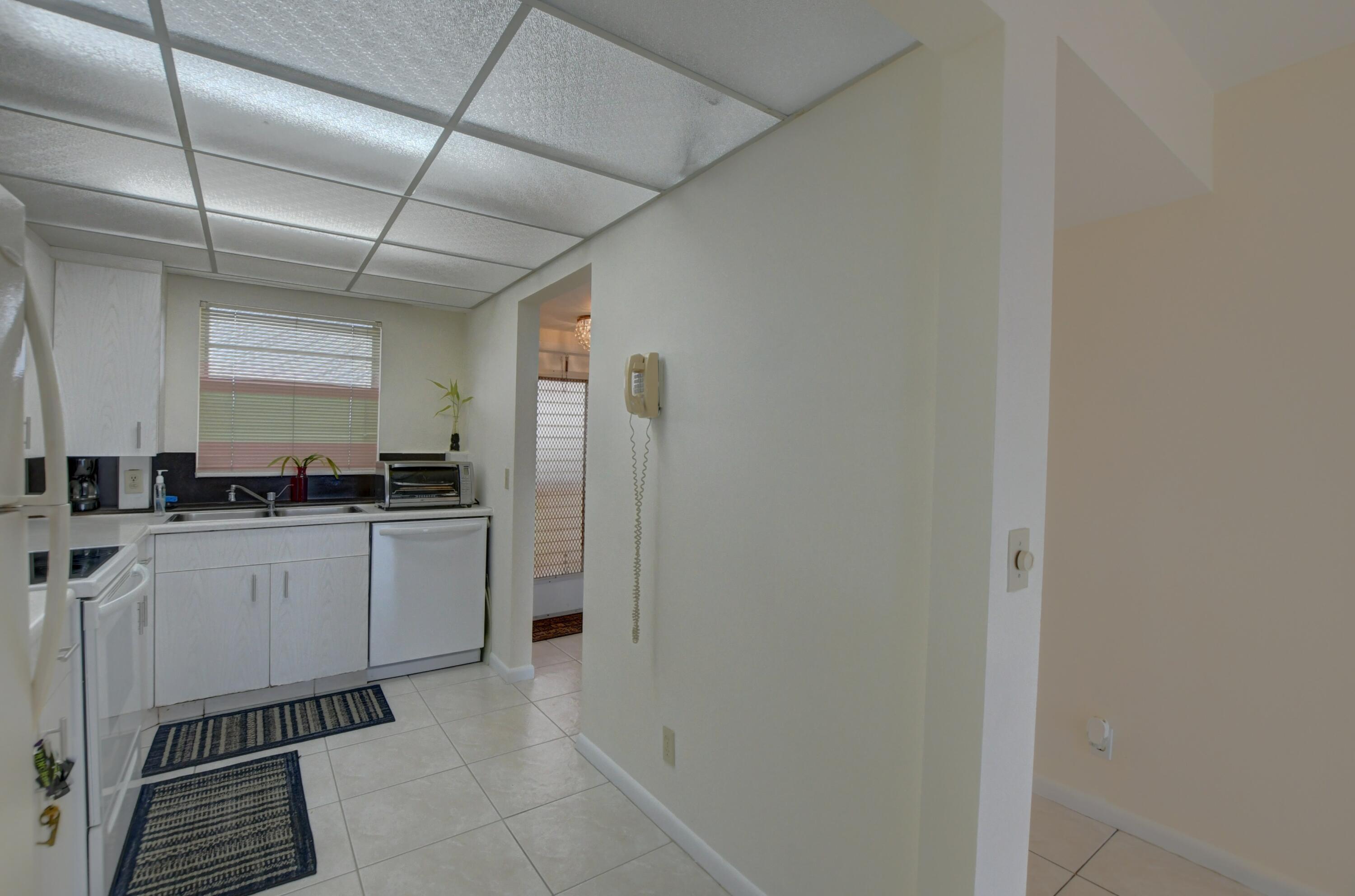 4006 Newcastle A Boca Raton, FL 33434 - Photo 5 of 30 EBF_2836_37_38_39_40