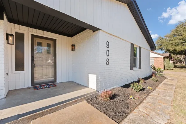 $283,000 | 908 Stonelake Drive, Cleburne, TX 76033